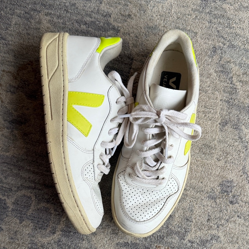 Veja V-10 Women's Size 8 White Sneakers with Neon Yellow Accents - Picture 5 of 7